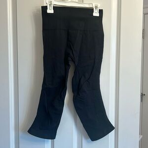 Black lululemon crop 17 capris leggings